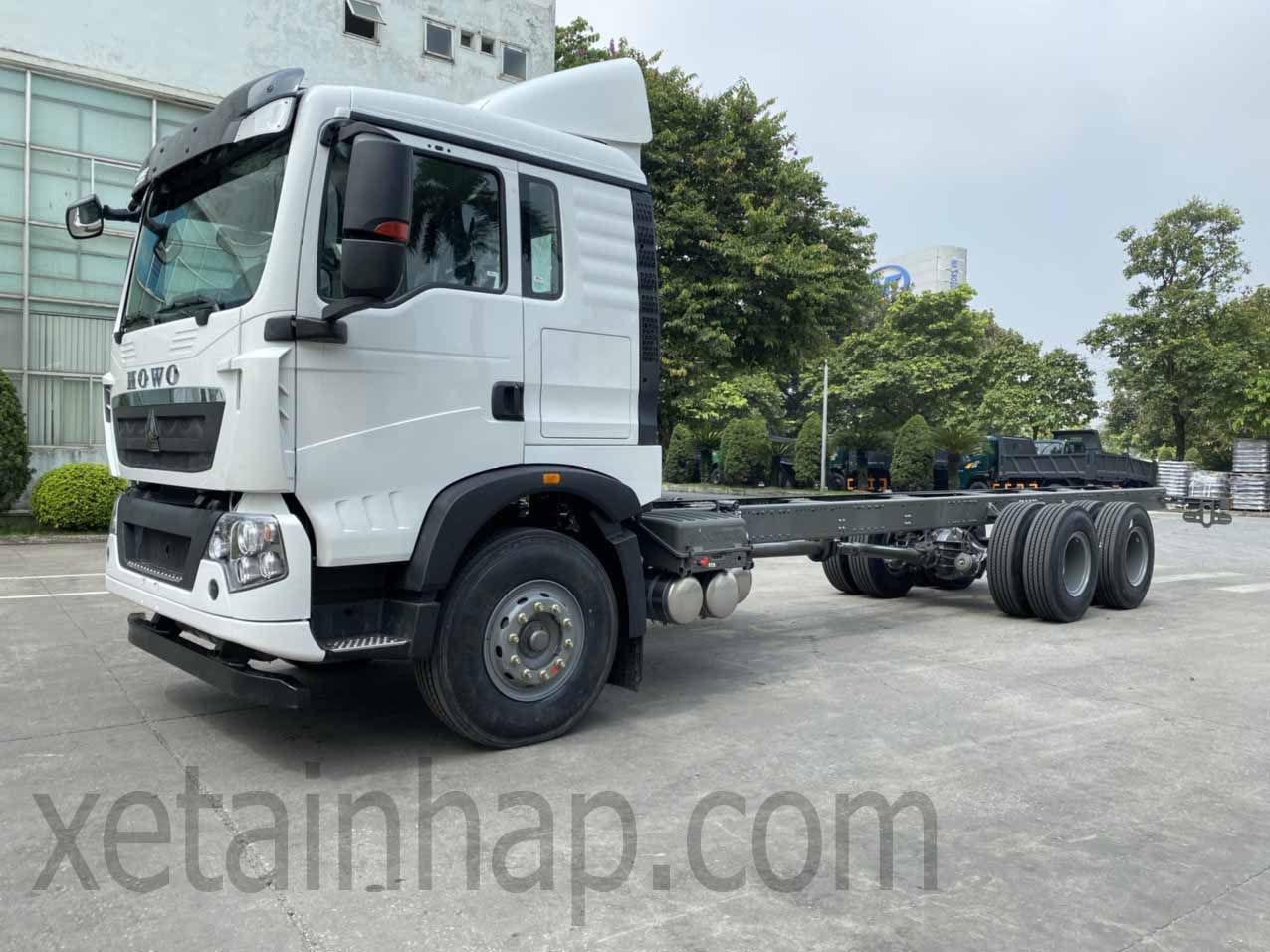 XE TẢI THÙNG HOWO (6X2) 3 CHÂN 15 TẤN THÙNG 9,8 M