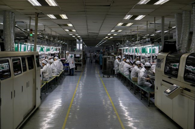 Bên trong nhà máy sản xuất bo mạch PC ở Trung Quốc
